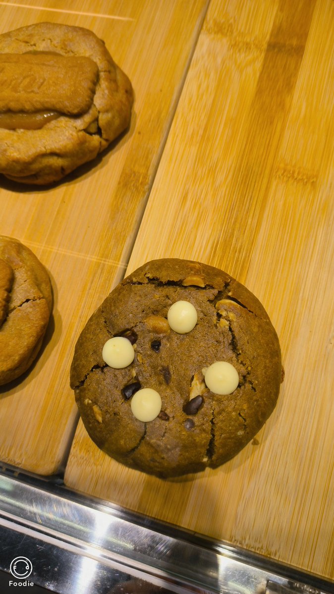 aniko015899's tweet photo. Just got extra homemade chocolate chip cookies from my neighbor Mrs. Li – small acts of kindness make our neighborhood feel like family! ， https://t.co/5bBdJA3nol