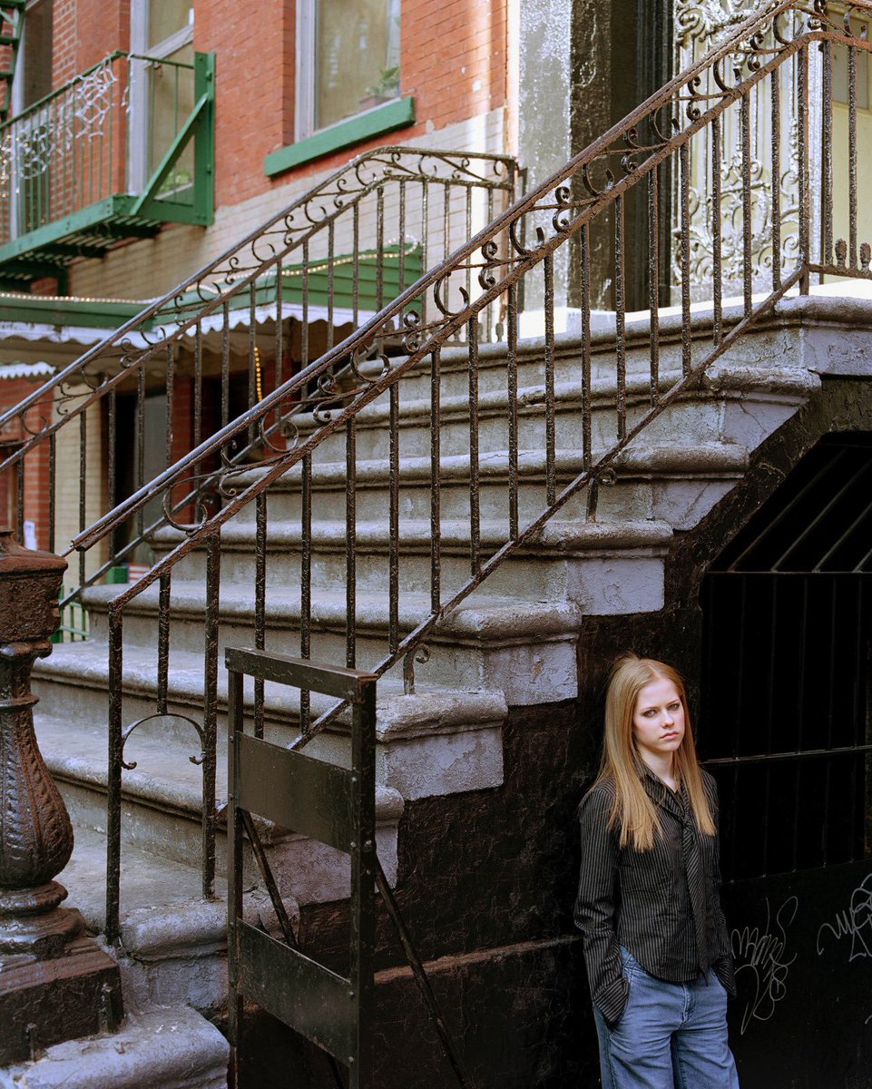 notgwendalupe's tweet photo. Avril Lavigne in New York, 2002 https://t.co/xiMI4bp0Cc