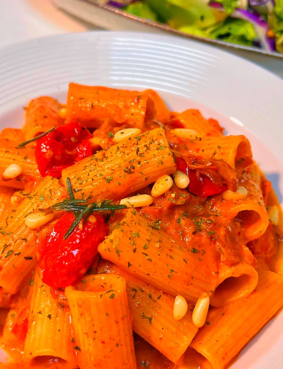 aurew779862's tweet photo. Just a cozy weekday dinner: creamy tomato pasta with a side of fresh basil. Simple, warm, and totally satisfying ， https://t.co/11xDZjgsDG