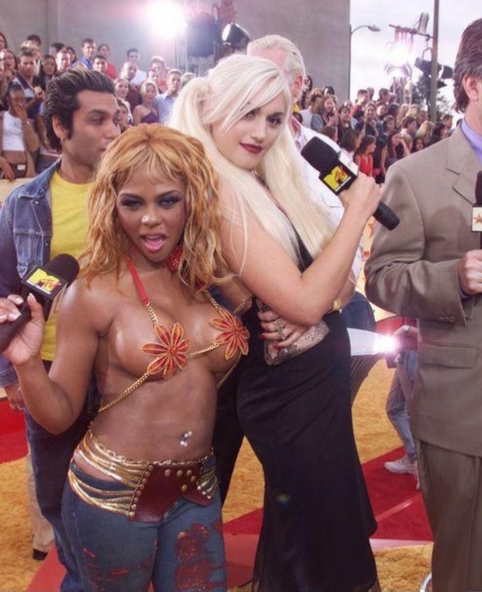 Manlike_Solz's tweet photo. Lil Kim, 2001 MTV Movie Awards.
This look still hasn’t been touched.
Most iconic hip-hop red carpet moment ever? https://t.co/NFtjH8uG4c
