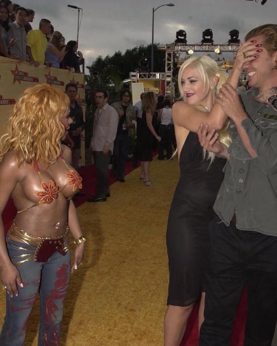 Manlike_Solz's tweet photo. Lil Kim, 2001 MTV Movie Awards.
This look still hasn’t been touched.
Most iconic hip-hop red carpet moment ever? https://t.co/NFtjH8uG4c