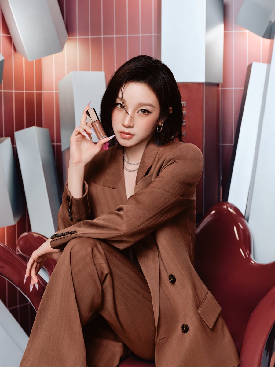 official_i_dle's tweet photo. #YUQI x #FentyBeauty

#아이들 #idle
#우기 https://t.co/Uq6nt9EZLE