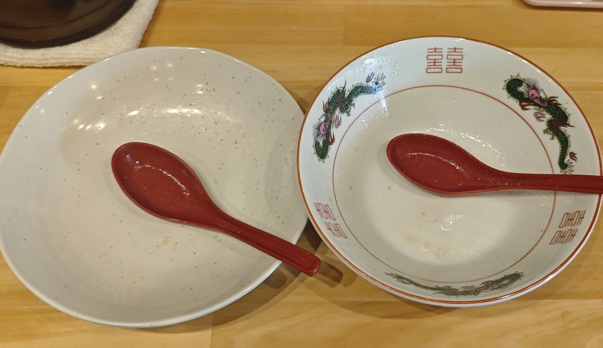 ramenriceshower's tweet photo. 【#大阪グルメ】
こじんまりした🍜
スープがとにかく薄い😵美味しい細麺だからこそしっかりした濃さが欲しい💦チャーハンはシンプルながらもネギを後入れしたりしてさっぱり感もあり美味しい🤤

ラーメンチャーハンセット 1,400円
★★★☆☆
#ラーメン
#なんやてー
#弁天町駅
#大阪市港区
#どんぞこ https://t.co/E8vKikcSDg