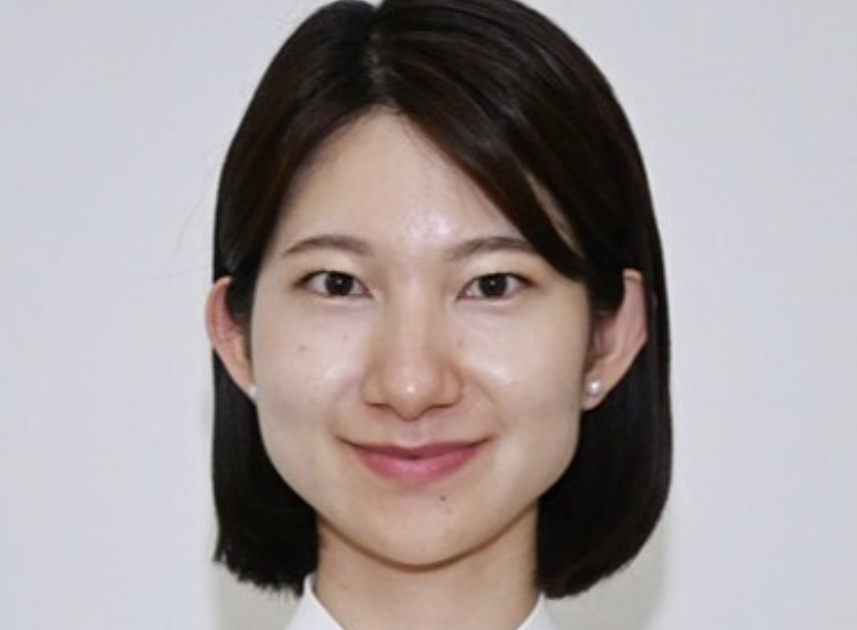 turningpointjpn's tweet photo. これは…強烈な経歴だな。佐々木彩乃氏（29）が福岡市長選出馬へ。

→習近平の母校、北京の清華大学で修士課程を修了。

→クラウス・シュワブの世界経済フォーラム関連の団体で福岡代表。

→2025年には「アジアの若者代表」としてダボス会議に出席。

いや、経歴だけ見ると、かなり「グローバル」だ。

中国の名門大学。 世界経済フォーラム。 ダボス会議。

この並びを見て、いわゆるグローバリズム寄りの政治を連想する人が出てくるのも無理はないでしょ、これ。

福岡市長選に、こういうバックグラウンドを持つ29歳が出てくるのか。

福岡市民はしっかり人と経歴を見て判断してもらいたいね。これ。

当選したらどうなるかは想定できるでしょ、大人なら。