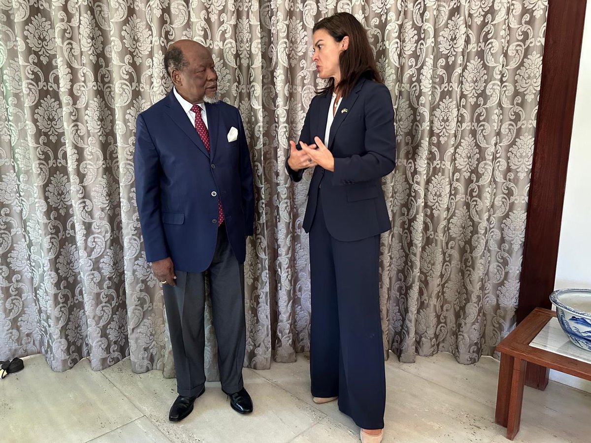 USAmbMoz's tweet photo. Foi uma honra reunir-me com o antigo Presidente da República de Moçambique, Joaquim Chissano. 

Tivemos uma excelente conversa sobre a longa relação entre os Estados Unidos e Moçambique, os progressos alcançados ao longo das últimas décadas e as oportunidades para continuar a fortalecer os laços entre os nossos dois países.

A experiência e a perspectiva de líderes que ajudaram a moldar a história de Moçambique são importantes para compreender o percurso do país e olhar para o futuro.

#USMZ #EstamosJuntos