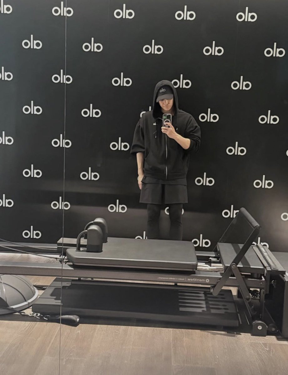 KllMBUM's tweet photo. Sweat, stretches, and a heavy black hoodie hiding away from the world—just another quiet day working out alone in the studio. https://t.co/08CyjBAEQM