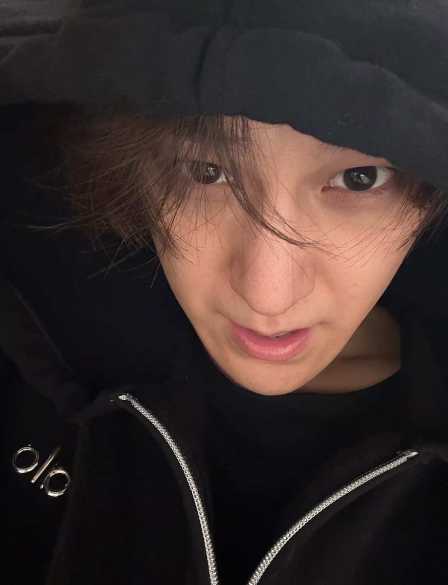 KllMBUM's tweet photo. Sweat, stretches, and a heavy black hoodie hiding away from the world—just another quiet day working out alone in the studio. https://t.co/08CyjBAEQM