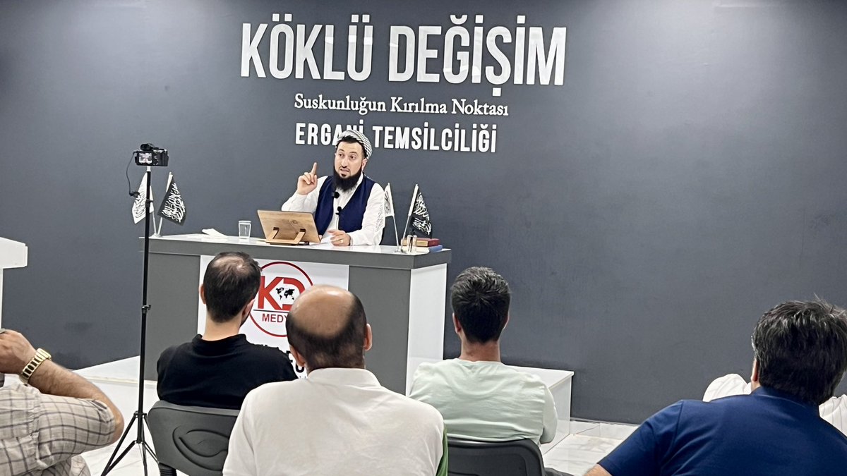 KokluDegisim21's tweet photo. Köklü Değişim Ergani Temsilciliğimizde bu hafta ''Salı Sohbetleri'' kapsamında;

Selman Aslan’ ın sunumuyla “ Kendi Haline Terk Edilmiş Ümmeti Kim Kurtaracak “ başlıklı  bir program gerçekleştirildi. 
Programımıza icabet eden kardeşlerimizden Allah razı olsun. https://t.co/YuoKEkzaSt