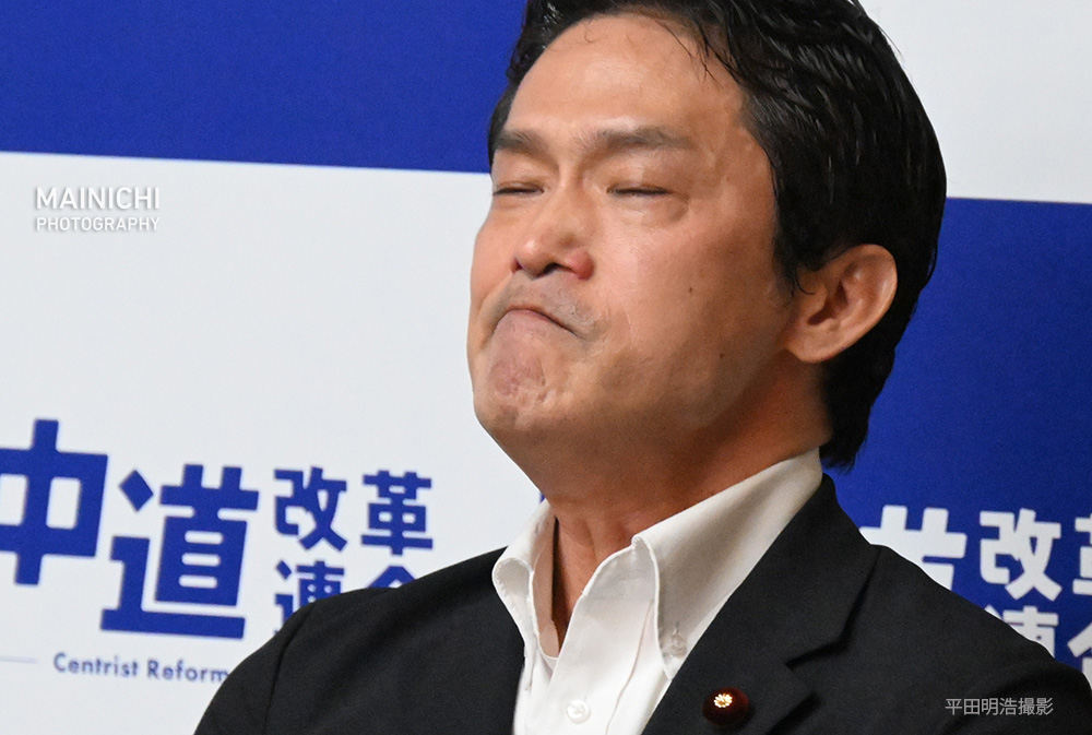 mainichiphoto's tweet photo. 最後となった中道改革連合の議員総会。小川淳也代表は発言を終えて目を潤ませました

今日の政治の動きを写真でhttps://t.co/84JC6jvceW https://t.co/664ubFIRTN