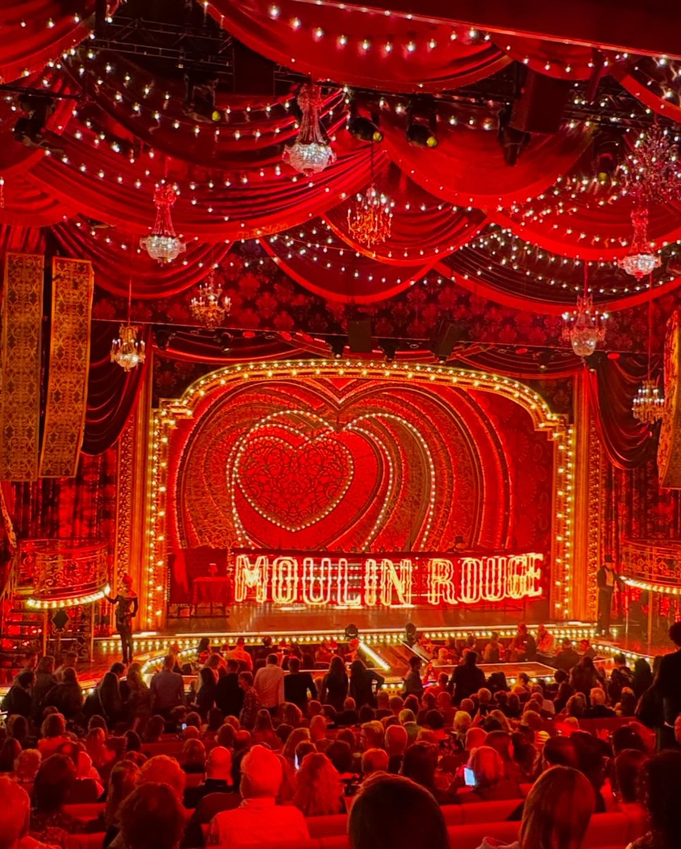 tatiyeim's tweet photo. Zooooo vet dit! The Moulin Rouge! Een herinnering aan een prachtige periode long time ago waarin ik zelf een diamond dog speelde in de Moulin Rouge. Wat een vette productie. https://t.co/yHF8l3t1Ye