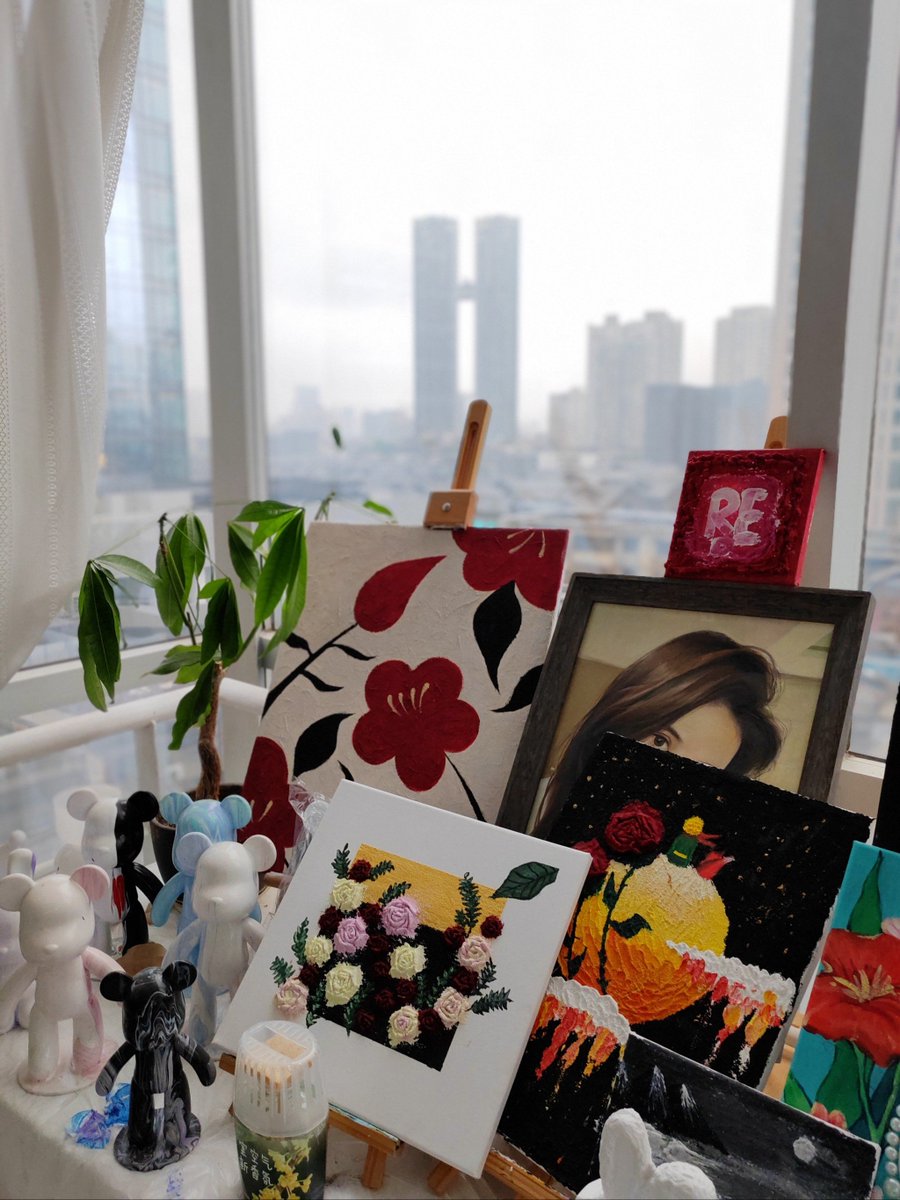 simpy803375's tweet photo. Explore the texture of mixed media at our tiny studio pop-up today—watercolor washes, paper collages u0026 vinyl stamps, all under one cozy roof! Come feel art, don’t just view it.， https://t.co/lhU1F114n8
