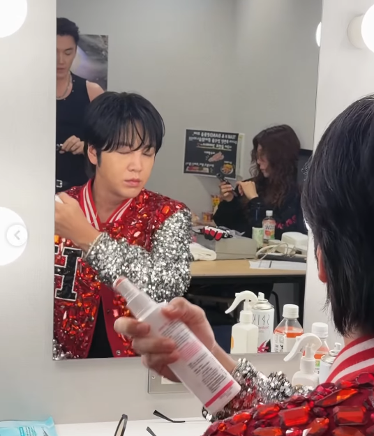Kkorepo's tweet photo. 【スプレーのかけ方まで“アジアプリンス”😂✨】

チャン・グンソクが公演のビハインドを大公開📸

リハーサルやパック中、食事を待つ姿に加え、鏡の前でヘアスプレーを豪快にシュ～！🤣
ステージ裏でもグンちゃんらしさ全開の姿に、ファンから「かけ方もかっこいい」の声💕
（動画あり）
#チャン・グンソク #장근석 #JangKeunSuk

🔗https://t.co/mRMHkD3KJ9