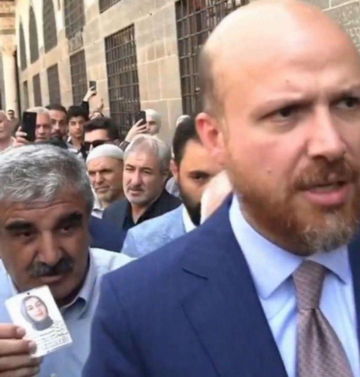 nejjazdemir0606's tweet photo. Çok acı bir fotoğraf ; Bilal kim ne iş yapıyor vasfı ne ve ülkede hangi olaylar da adı geçti ..Rojin'in babası epey bekliyor 2 saniye "kızım için adalet" diyecek, başka kapıya der gibi bir surat ve duruş. https://t.co/IoAiEV5KI3