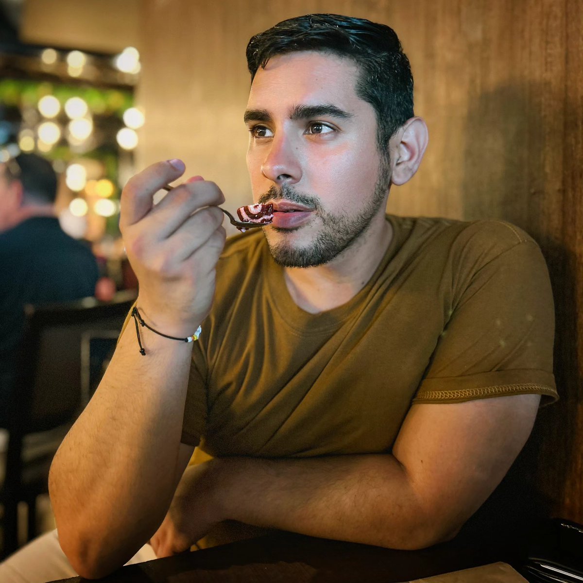 MoxxaOria's tweet photo. Los paparazzis no me dejan comer tranquilo el postre 🤣🤣🤣... https://t.co/QBplCdB3Qx