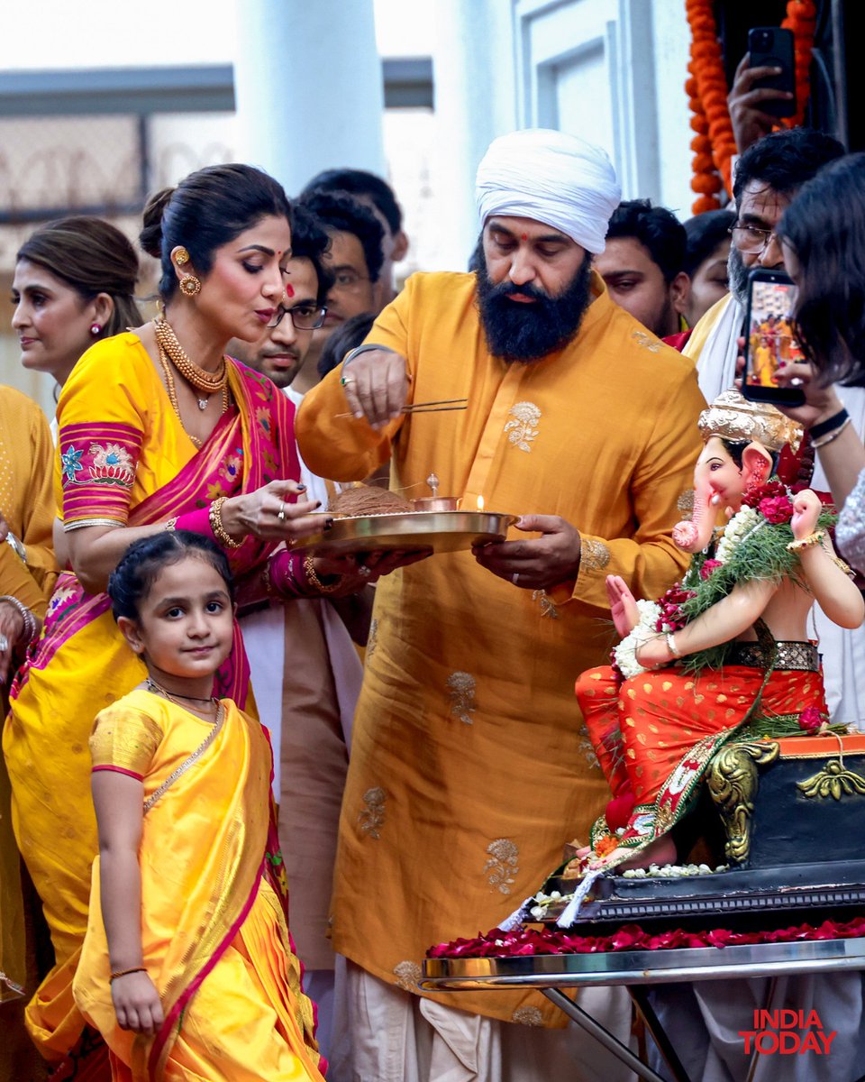 IndiaToday's tweet photo. Shilpa Shetty bid adieu to Ganpati Bappa with her family, joining the visarjan celebrations filled with music, dance and dhol beats. The actor was seen dancing and enjoying the festive farewell procession with her family.
#ShilpaShetty #GanpatiVisarjan #ShowMO #GanpatiBappa #GaneshChaturthi #Bollywood
#IndiaTodaySocial