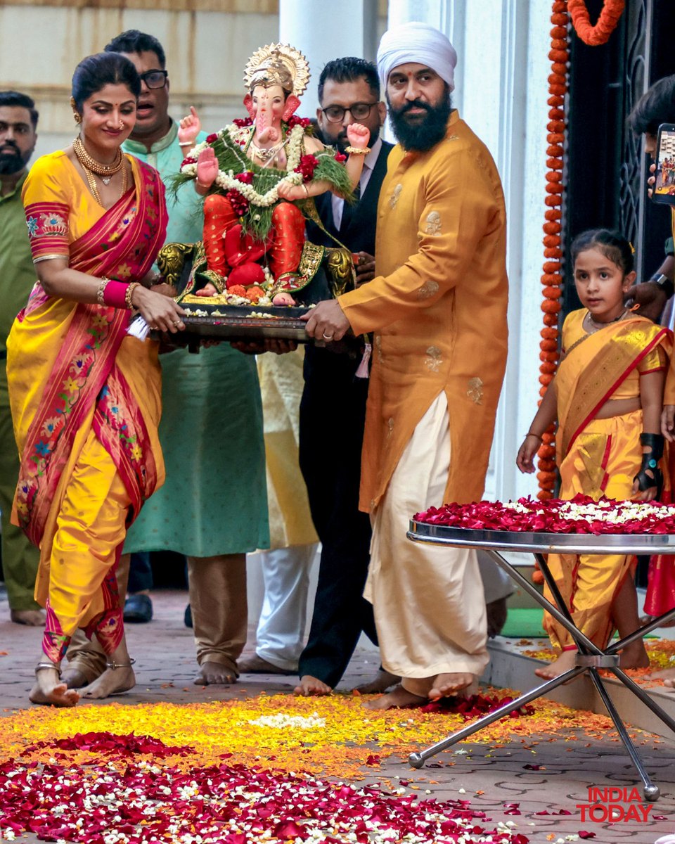IndiaToday's tweet photo. Shilpa Shetty bid adieu to Ganpati Bappa with her family, joining the visarjan celebrations filled with music, dance and dhol beats. The actor was seen dancing and enjoying the festive farewell procession with her family.
#ShilpaShetty #GanpatiVisarjan #ShowMO #GanpatiBappa #GaneshChaturthi #Bollywood
#IndiaTodaySocial