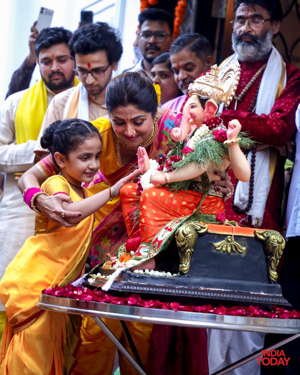 IndiaToday's tweet photo. Shilpa Shetty bid adieu to Ganpati Bappa with her family, joining the visarjan celebrations filled with music, dance and dhol beats. The actor was seen dancing and enjoying the festive farewell procession with her family.
#ShilpaShetty #GanpatiVisarjan #ShowMO #GanpatiBappa #GaneshChaturthi #Bollywood
#IndiaTodaySocial