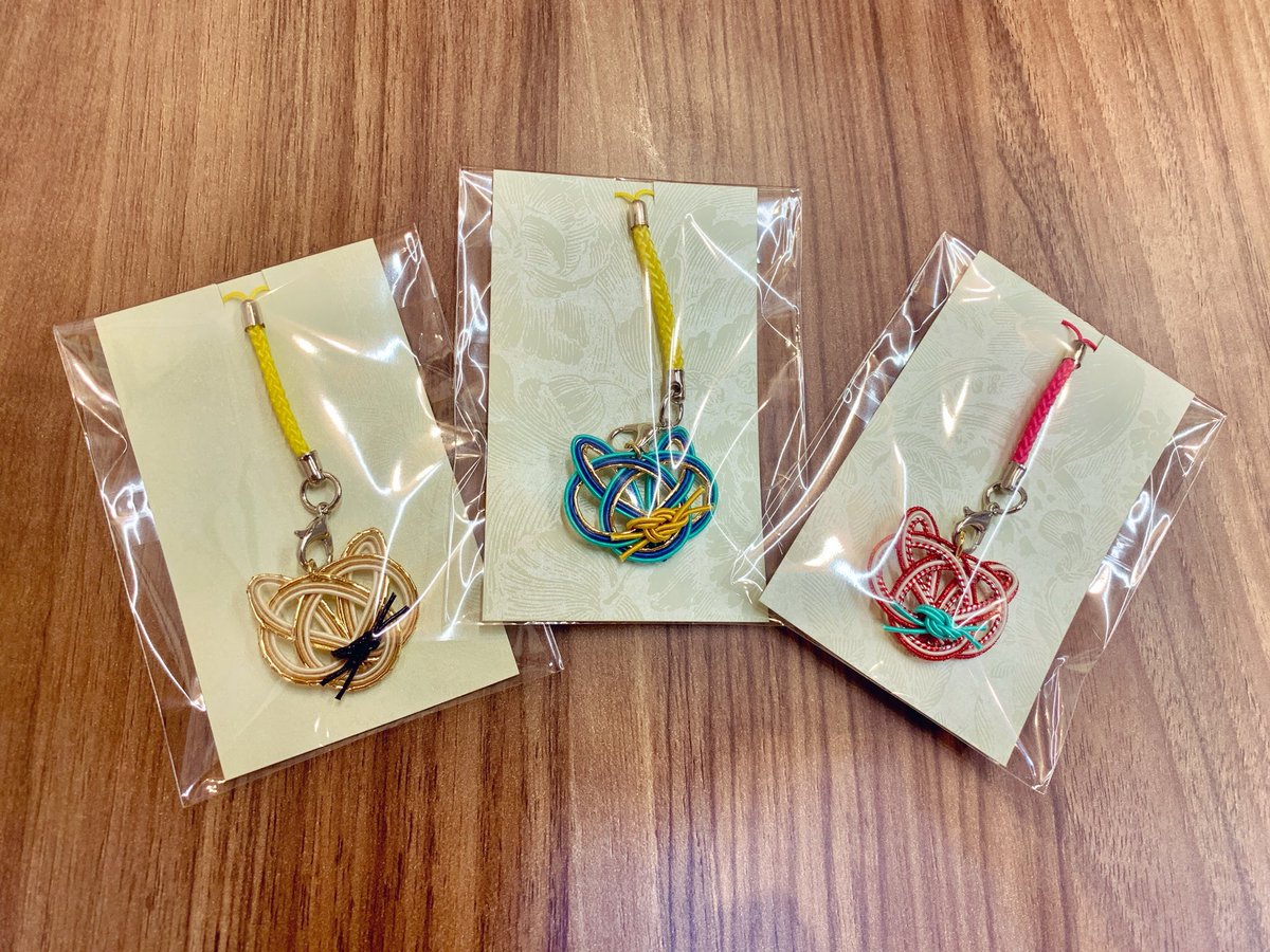 santanokyujitsu's tweet photo. 友希天星さんの奥様
天華さん
の手作りです✨
水引ねこストラップ、
いろんなカラーがあります🐱
売り切れていたので
追加で制作していただきました✨
シアター内にて販売しています♫ https://t.co/BhrjwzmPvH