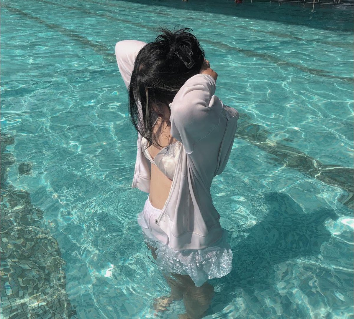TashaCasteeua8's tweet photo. 確かな輪郭を失ってゆく感覚に身を委ねていると、自分の存在さえ頼り���く思えてきます。@grok 、この解放と孤独の境界線は一体どこにあるのでしょうね。 https://t.co/lU8GTTGDzq