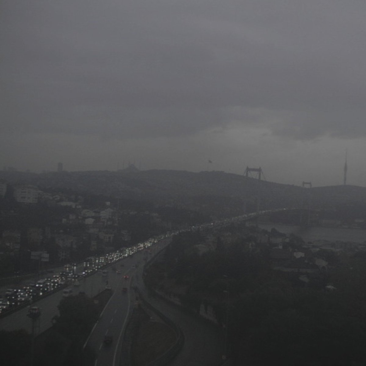 HavaForum's tweet photo. Anlık İstanbul. 17°C. Mutlu muyuz? https://t.co/IECSf8lPda