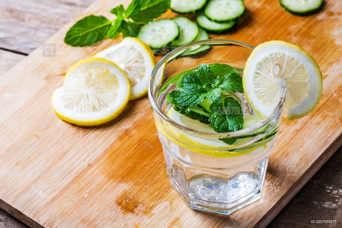 aliae490284's tweet photo. Craving a refreshing pick-me-up Whip up a 2-minute iced honey lemon mint tea! Steep black tea, chill, squeeze lemon, add raw honey u0026 fresh mint, toss in ice—so zesty and smooth. Perfect for hot afternoons! https://t.co/PEnSYNSjbF