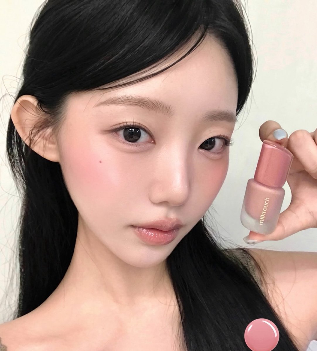 Celestique00's tweet photo. milktouchの新作リキッドチーク、使用感が可愛すぎる💕ジュワッと血色感＆ツヤ！！ https://t.co/szQXLZCtLC