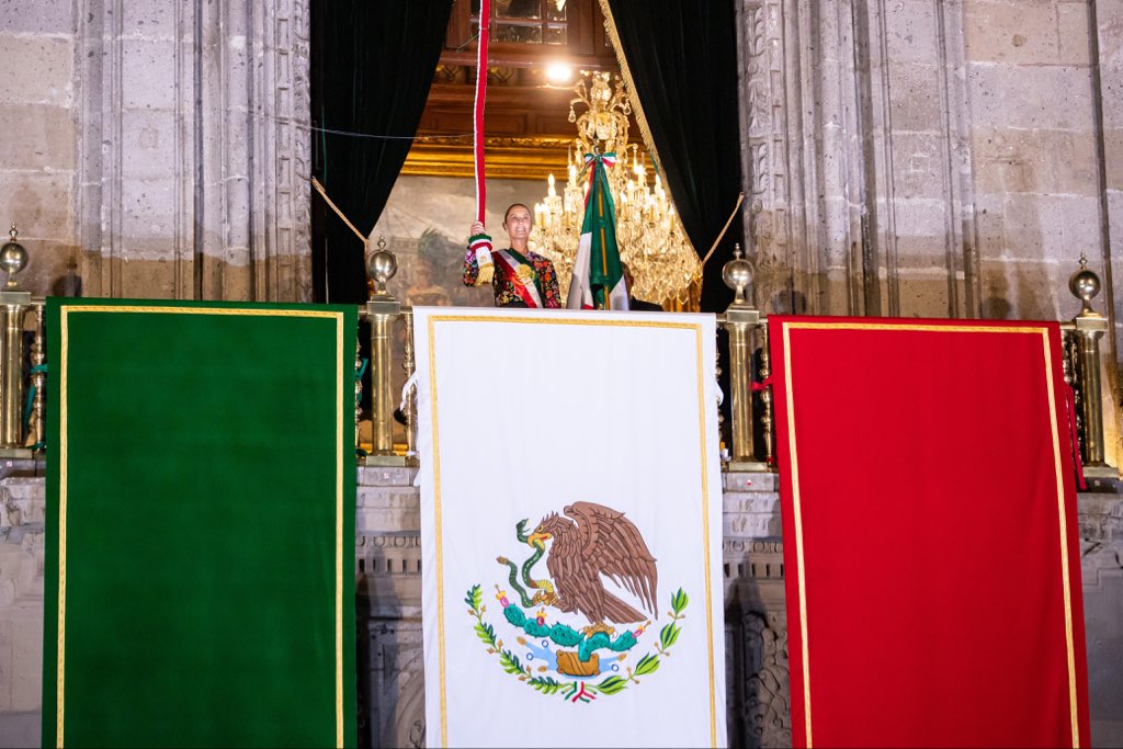 arturomedinap's tweet photo. Desde Palacio Nacional, la Presidenta @Claudiashein encabezó el #GritoDeIndependencia, una celebración que honra a las heroínas y los héroes que nos dieron patria y reconoce a los pueblos indígenas y afromexicanos.

Durante la ceremonia, reconoció también a nuestras hermanas y hermanos migrantes y destacó los principios de libertad, igualdad, justicia y democracia.

Con orgullo celebramos a un México libre, independiente y soberano. 🇲🇽

¡Viva México!