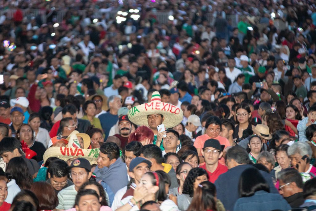 arturomedinap's tweet photo. Desde Palacio Nacional, la Presidenta @Claudiashein encabezó el #GritoDeIndependencia, una celebración que honra a las heroínas y los héroes que nos dieron patria y reconoce a los pueblos indígenas y afromexicanos.

Durante la ceremonia, reconoció también a nuestras hermanas y hermanos migrantes y destacó los principios de libertad, igualdad, justicia y democracia.

Con orgullo celebramos a un México libre, independiente y soberano. 🇲🇽

¡Viva México!