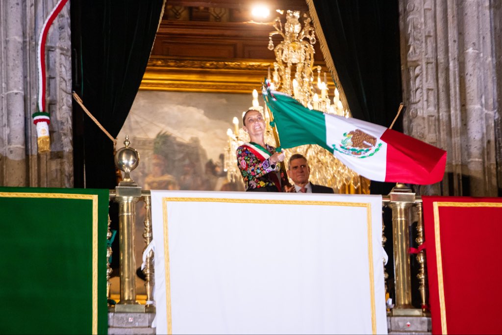 arturomedinap's tweet photo. Desde Palacio Nacional, la Presidenta @Claudiashein encabezó el #GritoDeIndependencia, una celebración que honra a las heroínas y los héroes que nos dieron patria y reconoce a los pueblos indígenas y afromexicanos.

Durante la ceremonia, reconoció también a nuestras hermanas y hermanos migrantes y destacó los principios de libertad, igualdad, justicia y democracia.

Con orgullo celebramos a un México libre, independiente y soberano. 🇲🇽

¡Viva México!