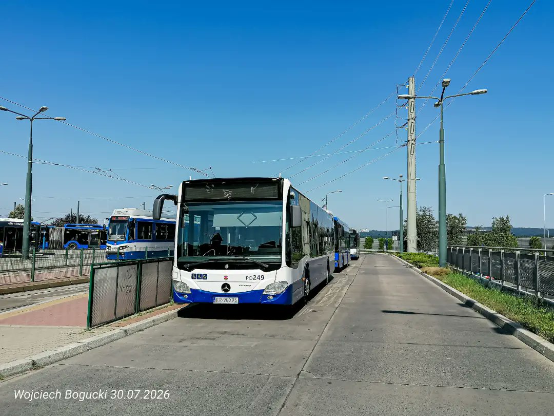 elliegonzalezie's tweet photo. Kraków’s Citaro

Ex: DO249

Another city makes its debut on my profile: Kraków. To start, a Mercedes O530 Citaro waiting out of service at the Czerwone Maki P+R bus and tram interchange. Vehicle: Mercedes O530 C2 PO249 
Year: 2018 
Date: July 30, https://t.co/eDm2f1Xg4G