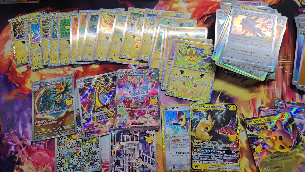 t_pepen's tweet photo. 30th、こんなにピカチュウあるのに挟まってるピカチュウ出なかった…
ニンフィアとピカゼクが救い😭 https://t.co/cDZckw34LL