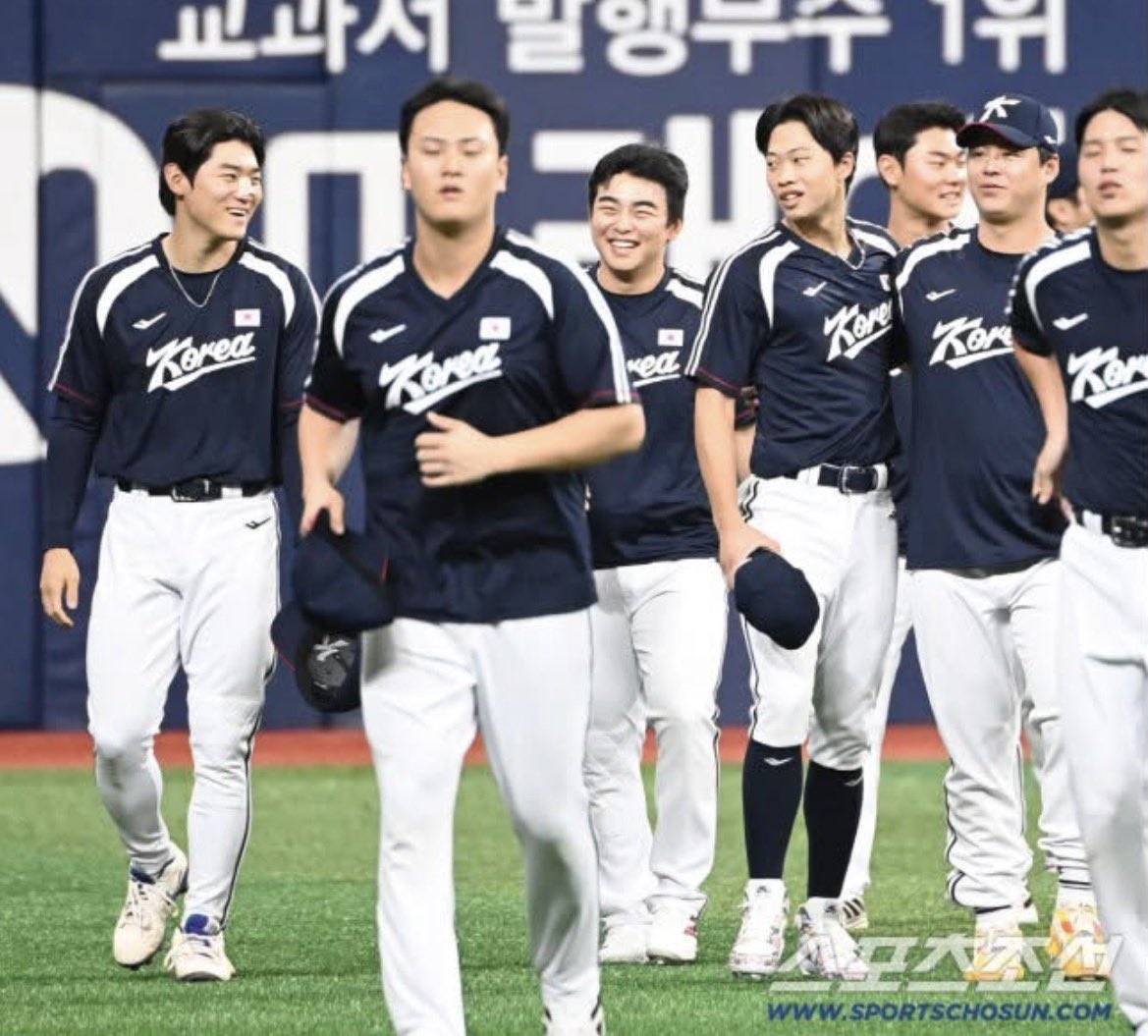dDoyeong5's tweet photo. 아니 재현이 김도영 뿌리치고 시환선수한테 가서 안긴거 진짜 혼자 사랑과전쟁 찍는거고 최애형의 애착삐의 반란의 서막인거임 https://t.co/nxpjiFao6C