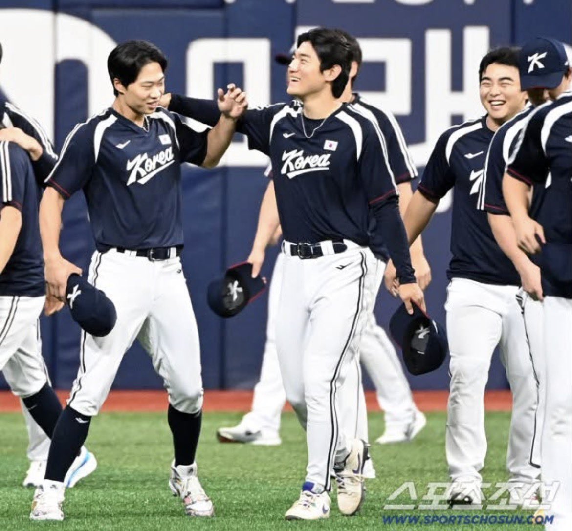 dDoyeong5's tweet photo. 아니 재현이 김도영 뿌리치고 시환선수한테 가서 안긴거 진짜 혼자 사랑과전쟁 찍는거고 최애형의 애착삐의 반란의 서막인거임 https://t.co/nxpjiFao6C