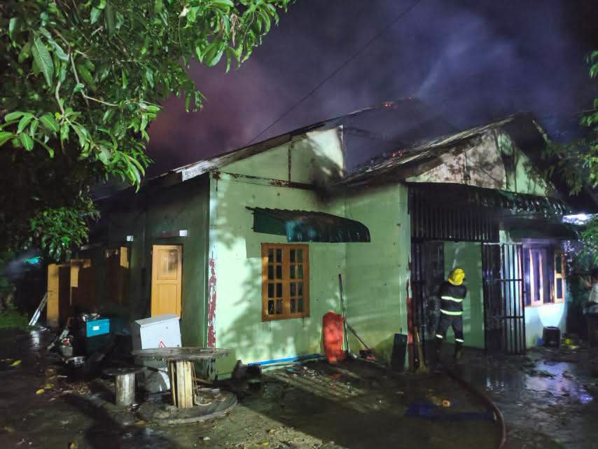 fsd_gov_mm's tweet photo. On 15.9.2026, at 20:41, a house fire broke out on Pyi (1) Road, Nawaday Ward, Pobbathiri Township, Nay Pyi Taw. Firefighters from the Pobbathiri Township Fire Station extinguished the fire. The fire was  completely extinguished at 21:05. https://t.co/g6JI4CwIBe