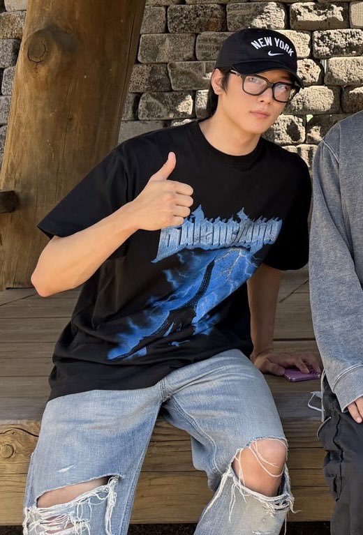 dailyljy's tweet photo. juyeon looks so cute in glasses today https://t.co/Kdfyt3Z96O