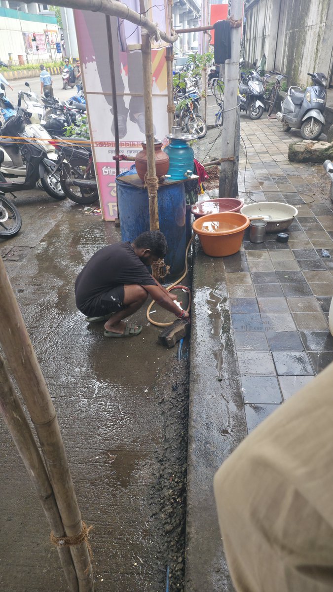ParagKa08878490's tweet photo. जिवन नगर बाहेर लिंक रोडवर अनधिकृत पाण्याची लाईन वापरून फूटपाथ वर इडली चा स्टॉल लावून अगदी निकृष्ट दर्जाचे पदार्थ विकले जात आहेत ह्यावर कार्यवाही करावी @mybmcwardKW @mybmc @irupeshsawarkar https://t.co/alByY9wkos