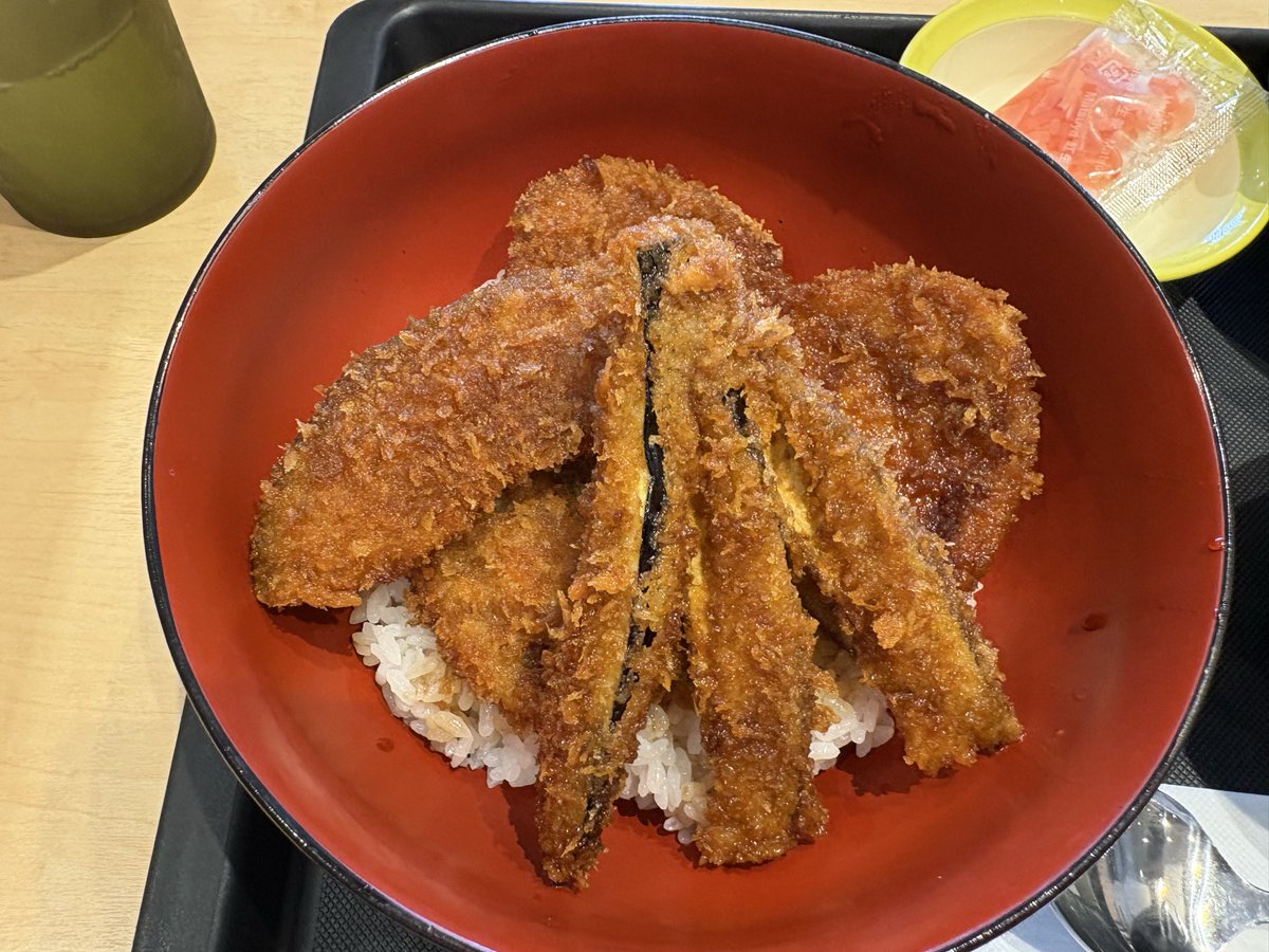tmhy2013's tweet photo. ランチ　ロースと野菜の合い盛りタレかつ丼、茄子、南瓜、蓮根、豚ロースかつ　たれが濃く美味しい😋🤤サービスのコロッケも食べたよ😅

#松のや
#ロースと野菜の合い盛り丼 https://t.co/3pzFpHrxPx