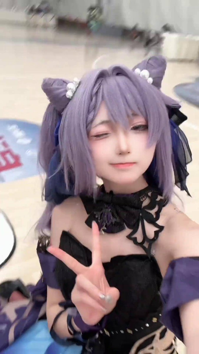 MarxLapenta's tweet photo. CRAWLING OUT OF MY COSPLAY BAG AFTER 8 HOURS AT THE LOCAL ANIME CON  Got my favourite Genshin impact fit on, met so many amazing artists and scored limited merch. Best weekend ever! https://t.co/kBislZJZLx