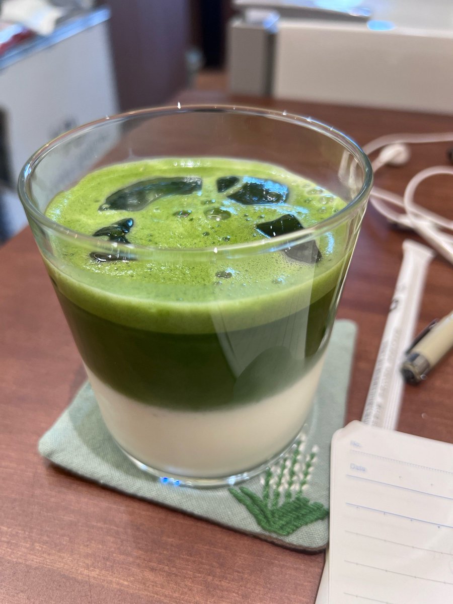 wondt318890's tweet photo. Brighten your morning with 30s iced matcha latte! Whisk matcha powder, pour over oat milk + ice, done. Creamy, earthy, perfect for busy weekdays. https://t.co/b1iQrzrt4D