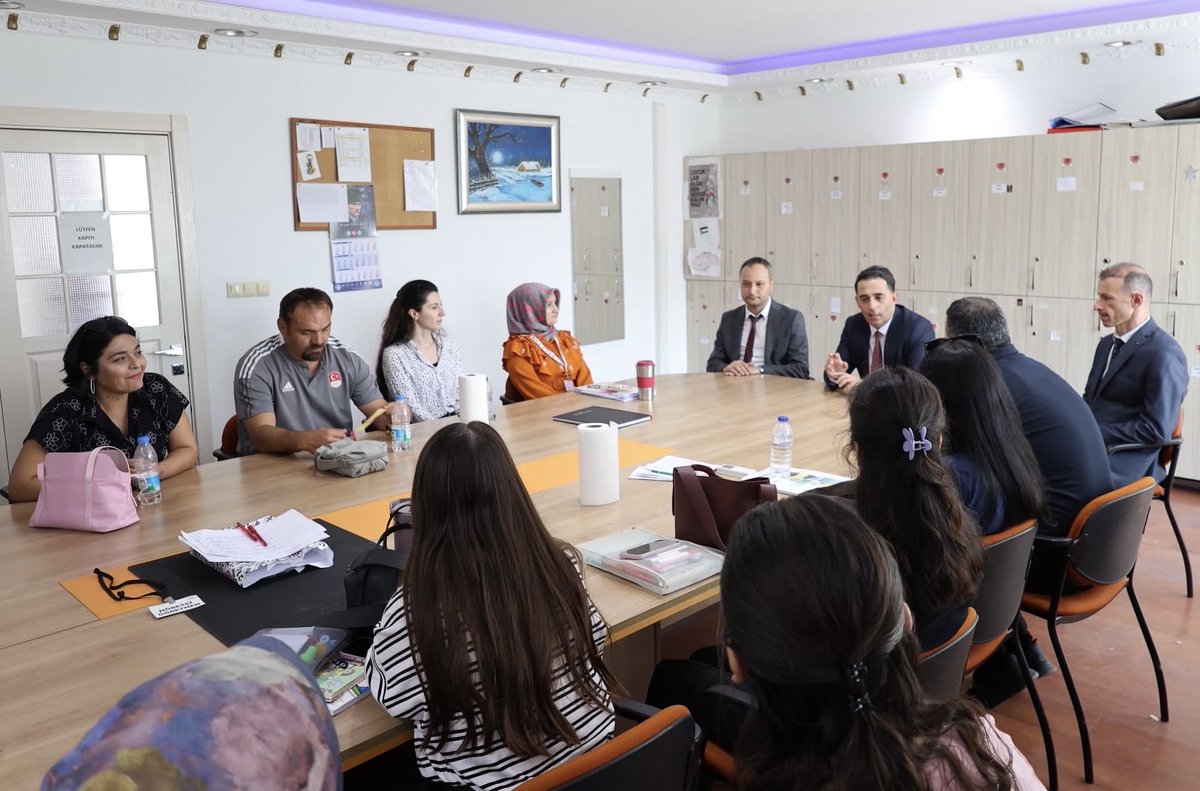 Kalecikilcemem's tweet photo. 📚 Eğitimde Sahadayız!

İlçe Millî Eğitim Müdürümüz Emrah GÜNDÜZ; Kalecik Anaokulu, Hasayaz İlkokulu,Cumhuriyet Ortaokulu ve Kalecik AİHL’ni  ziyaret ederek yönetici ve öğretmenlerimizle bir araya geldi.

🤝 Dinliyor, değerlendiriyor, birlikte güçleniyoruz. 🌱
@tcmeb @MemAnkara https://t.co/VlF6Upfixb