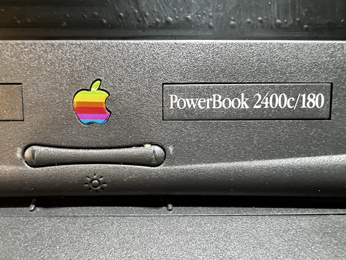 bigbamboo68k's tweet photo. PowerBook2400C/180
ACが無いのでチェック出来んかったわ〜
日本で大人気になった機種ですね https://t.co/xPnHfT0XYD
