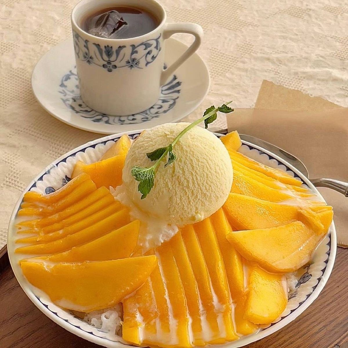 bunbe565318's tweet photo. [Just pulled fresh mango sticky rice from the fridge – creamy coconut, ripe mango chunks, and that perfect sweet-savory kick hitting all the right spots after a long day. ]， https://t.co/8xxQlkjr29