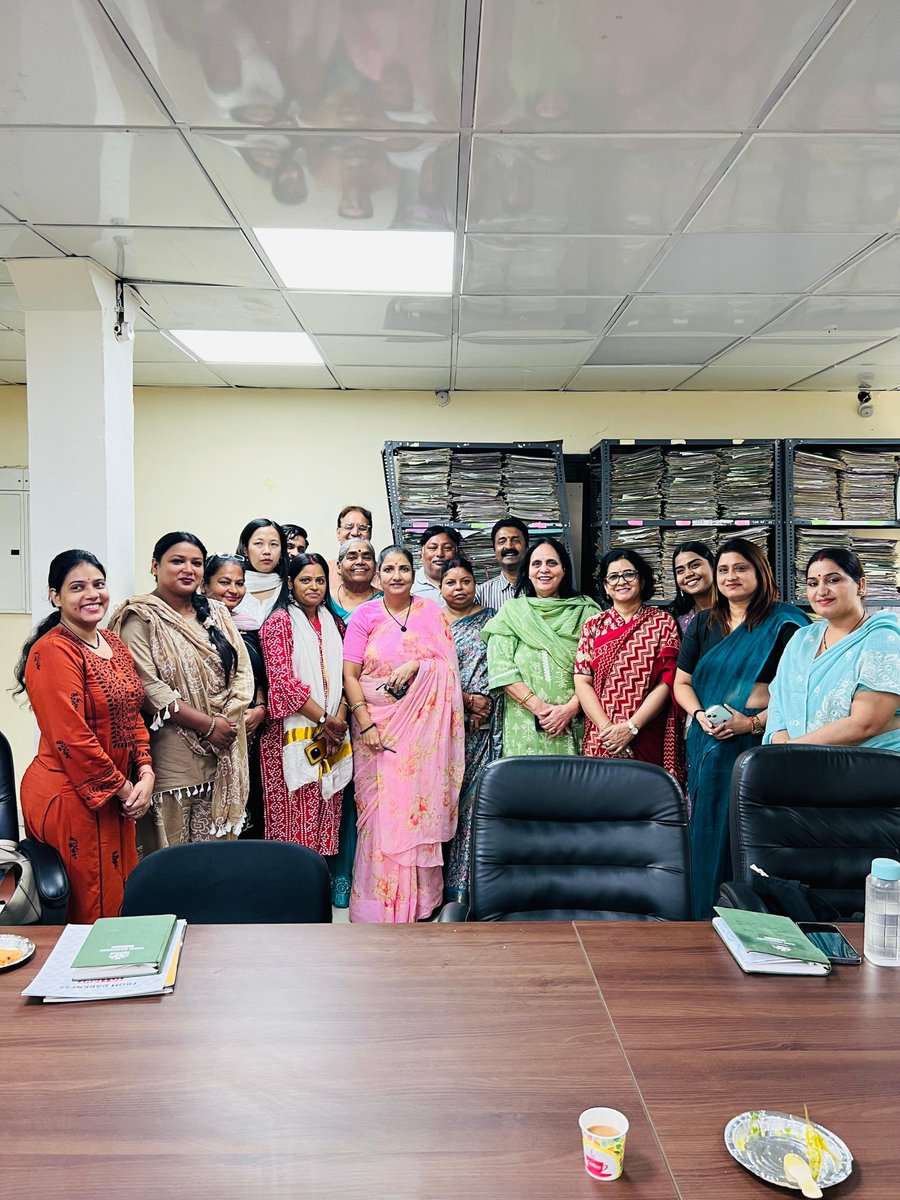 BalaChillar's tweet photo. आज @DCWDelhi ऑफिस में महिला उत्थान के लिए काम कर रहे NGO संचालकों से मुलाकात की और महिला सशक्तिकरण के लिए और ठोस कदम साथ हे उनके लिए योजनाओं का लाभ पहुंचाने के लिए संकल्प किया। https://t.co/IcJ1WW9VNy