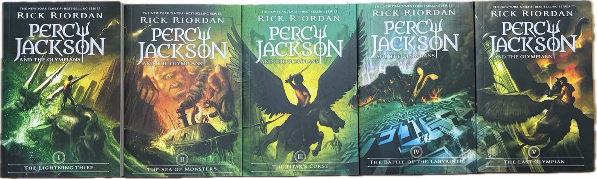 LoremIpsum_post's tweet photo. #今日買った・届いた本を紹介する
Percy Jacksonシリーズ
買う当日までその存在すら知らなかったんですけど、買いました。面白そうなうえにBoxセットでお得だったもんで…🎁

ハリポタ好きなら楽しめるらしい。
横一列に並べると表紙がつながっているのが良い👍✨

📸は床に並べて撮って切り抜いてみた https://t.co/hoqgz0CFVc