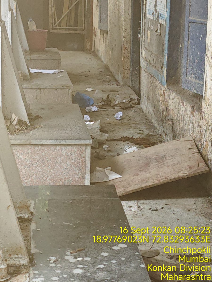 Satye_Mev_Jayte's tweet photo. The house keeping workers have not cleaned platform number 4 at Byculla, Central Railway for the last ten days. Pls help 
@GM_CRly 
@drmmumbaicr
@Central_Railway
@RailMadad
@PIB_India https://t.co/j9257Pi2Vr