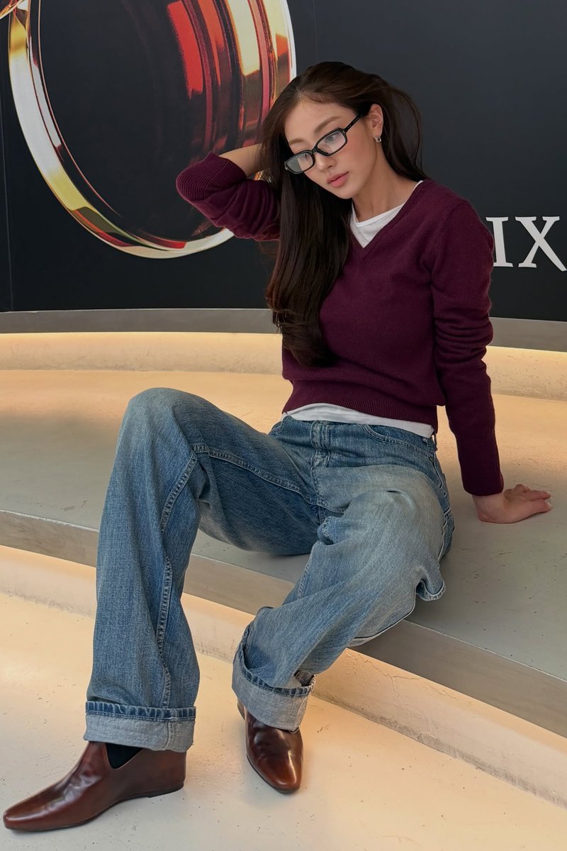 godmitzu's tweet photo. JIHYO SITTING LIKE THAT SHE'S SO FINE https://t.co/2yUN2JJYe5