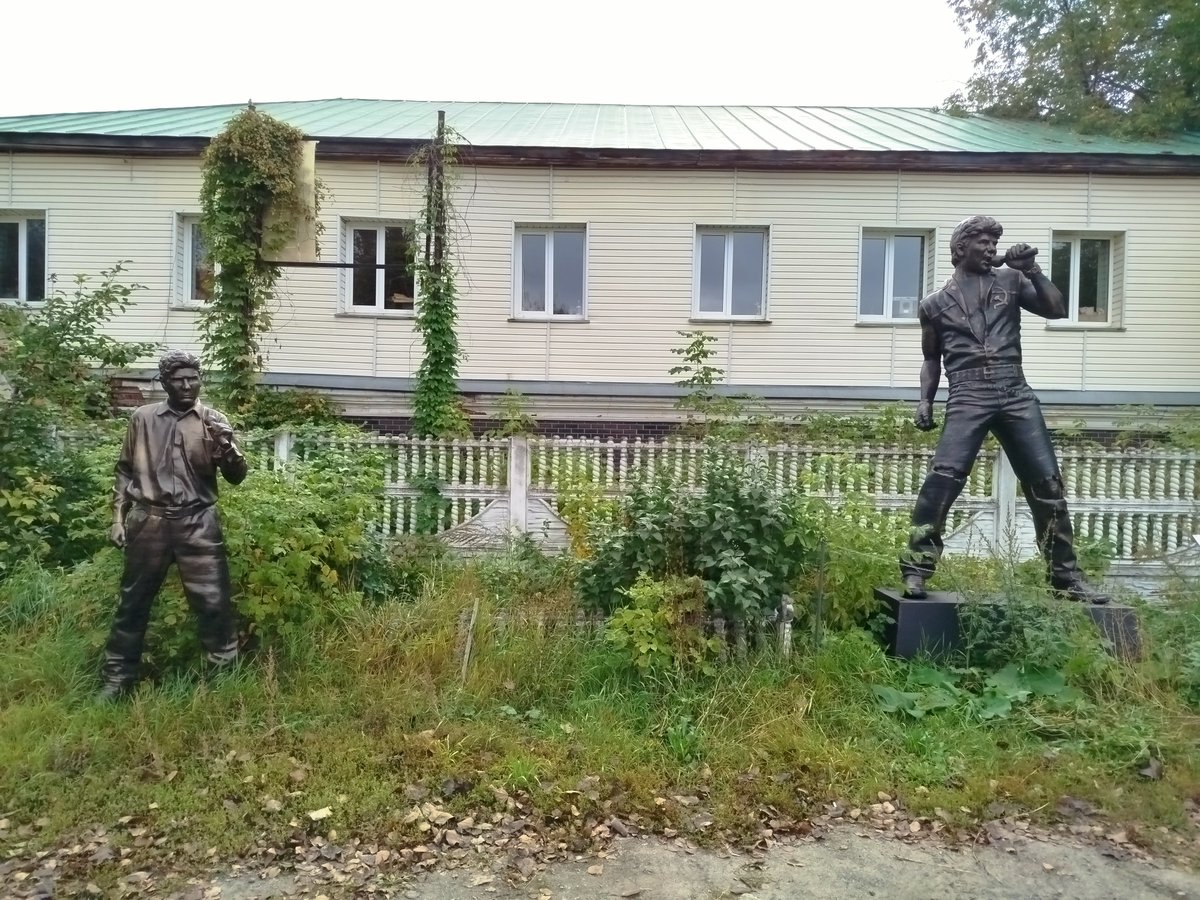 rockamark's tweet photo. вы вряд ли видели в своей жизни хоть один памятник Юрию Хою, а в Выксе их сразу ДВА, НАХУЙ https://t.co/97hHUZB8bD