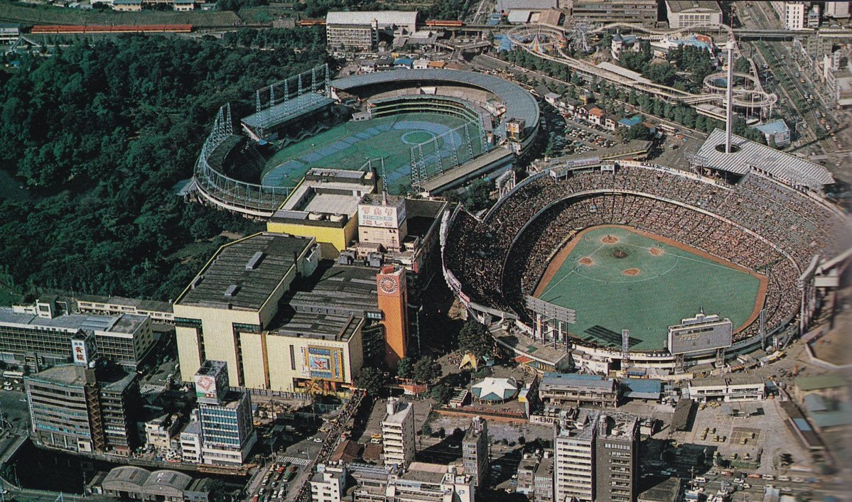 TIMEkxgms's tweet photo. 1979年　後楽園球場
現在、東京ドームがある場所はゴルフ練習場 https://t.co/PasQkDPTpy