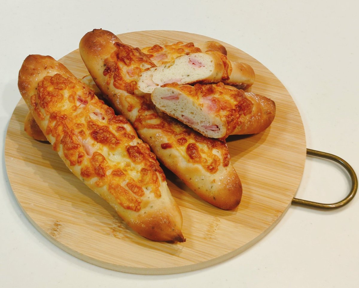 manaT518's tweet photo. ベーコンバジルブレッド🥓
#手作りパン
#パン作り好きな人と繋がりたい https://t.co/qLrv2sUTGh