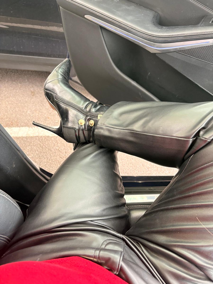MistressKC01's tweet photo. How’s the view from down there? Fetch Mistress a coffee… It’s going to be a busy day dominating the office staff!

leathermistress leatherdominatrix findom leatherboots paypigs 

https://t.co/e45QOqf1bq https://t.co/JSpw2Osotz
